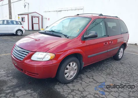 2005 Chrysler Town & Country z USA, uszkodzony, nr VIN 1C4GP45R05B370563